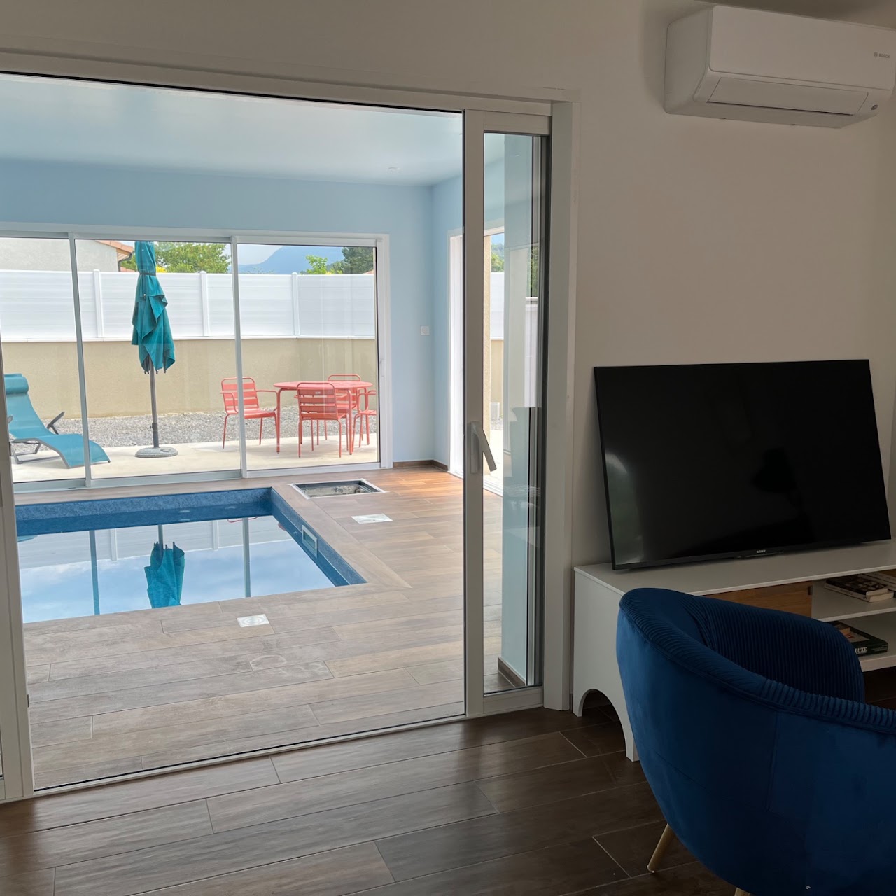 Salon vue piscine